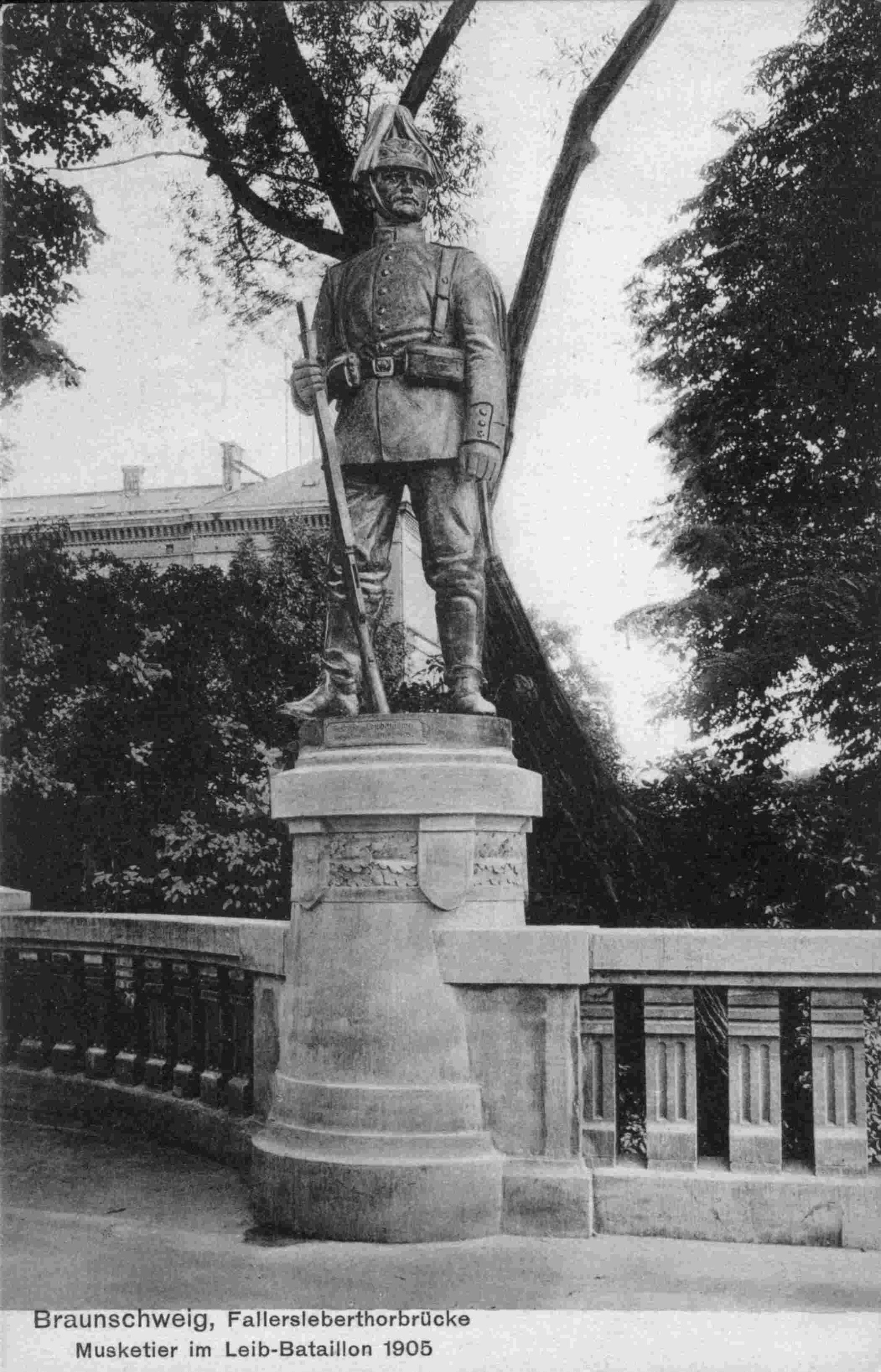 Fallerslebertorbrücke, Soldatenstatue, 1906 (Wird bei Klick vergrößert)