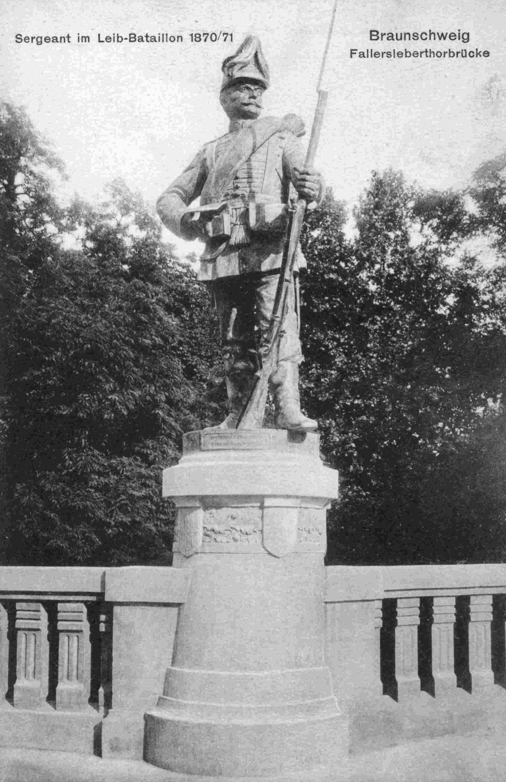Fallerslebertorbrücke, Soldatenstatue, 1906 (Wird bei Klick vergrößert)