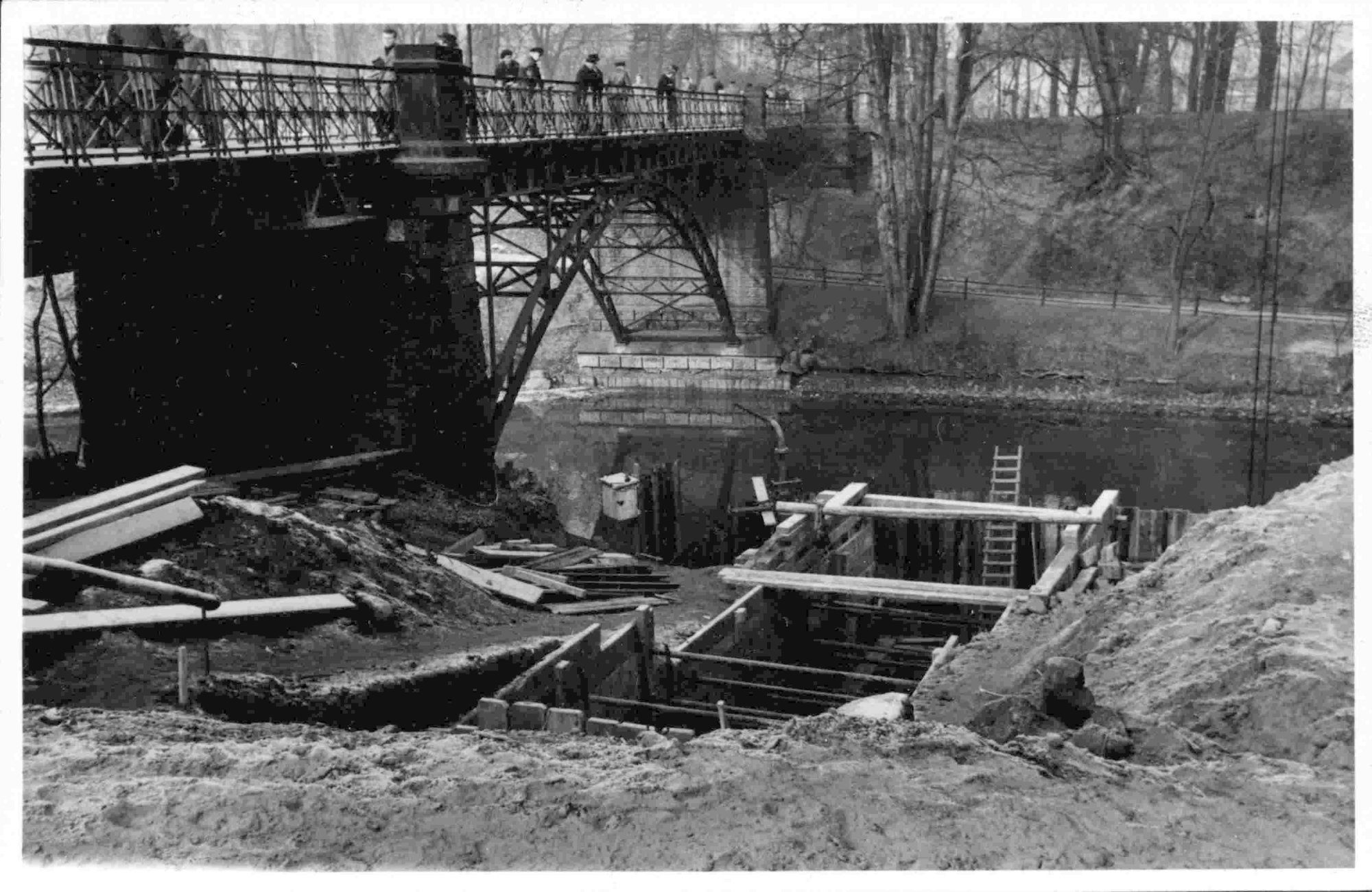 Ottmerbrücke, Ostansicht mit Fundament der Brücke Kurt-Schumacher-Straße, 1958