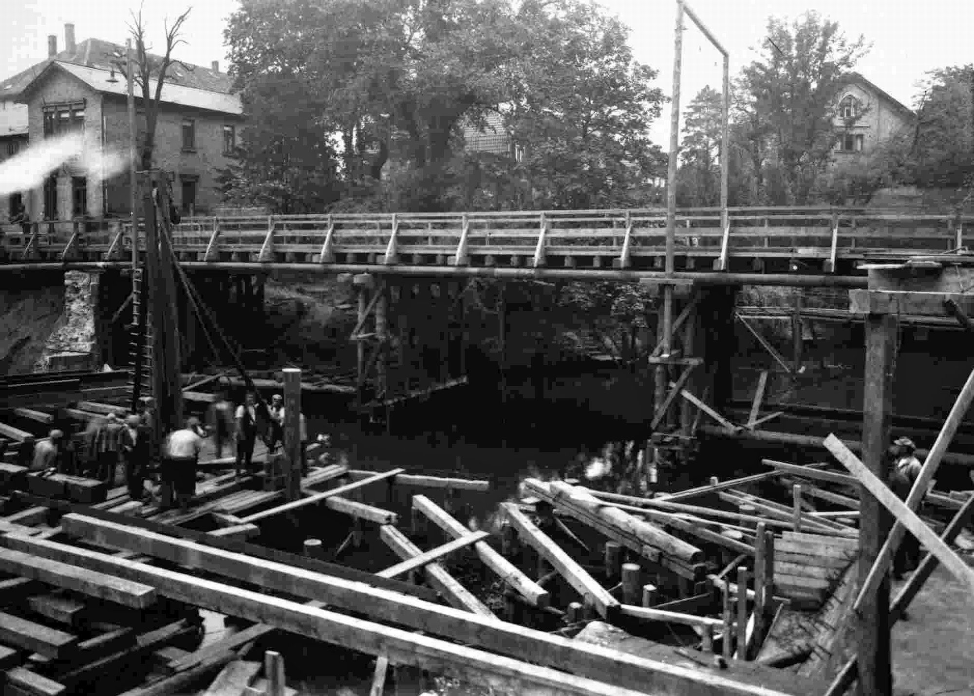 Petritorbrücke, Bauarbeiten mit Notbrücke, 1928 (Wird bei Klick vergrößert)