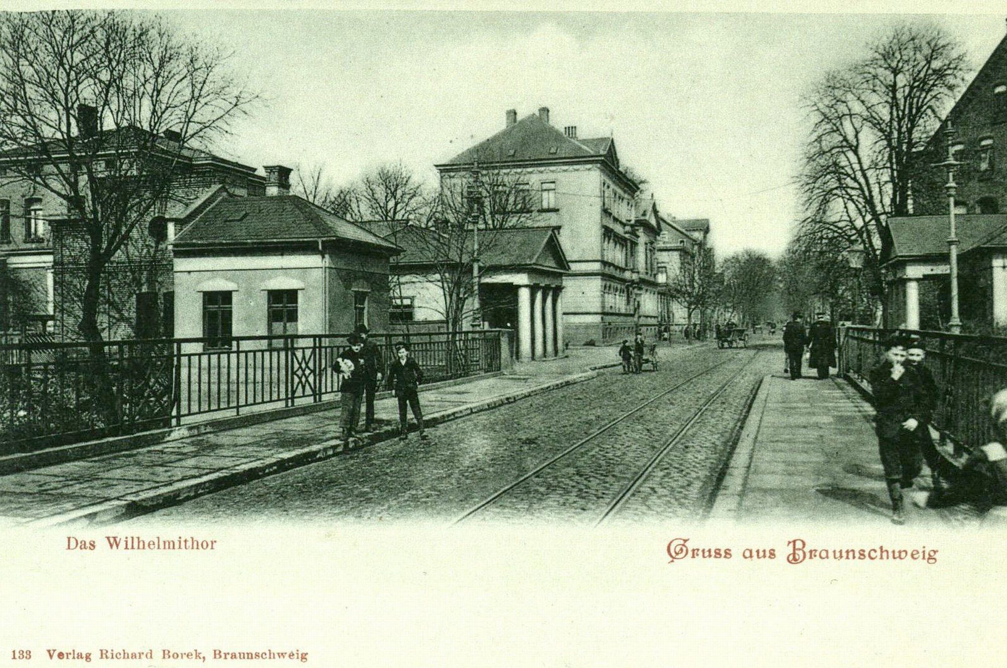 Wilhelmitorbrücke, Südansicht Wilhelmitor, um 1900 (Wird bei Klick vergrößert)