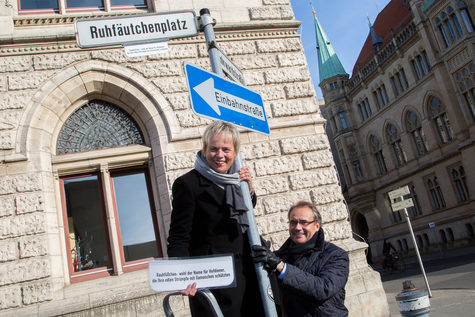 Karin Heidemann-Thien von der Bürgerstiftung und Oberbürgermeister Ulrich Markurth enthüllen das erste Zusatzschild.