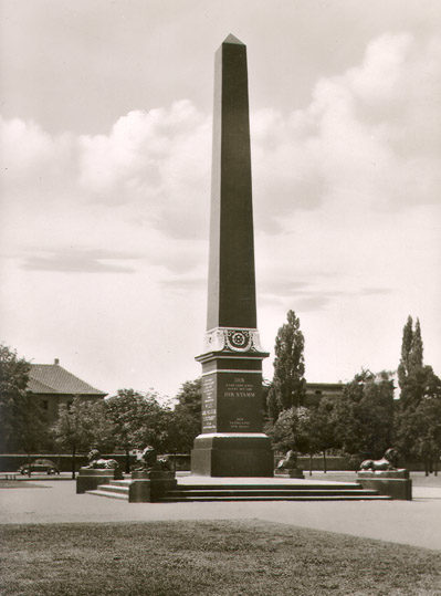 Obelisk zu Ehren der Herzöge Friedrich Wilhelm und Karl Wilhelm Ferdinand (Wird bei Klick vergrößert)