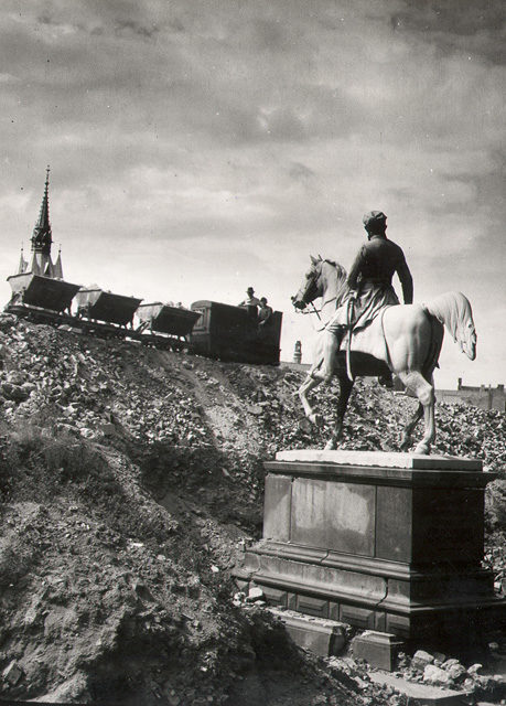 Trümmerbahn auf dem Schlossplatz 1947