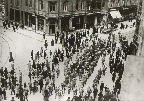 Festnahme von Spartakisten 1919 (Wird bei Klick vergrößert)