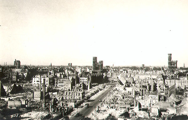 Fallersleber Straße Richtung Innenstadt 1944 (Wird bei Klick vergrößert)