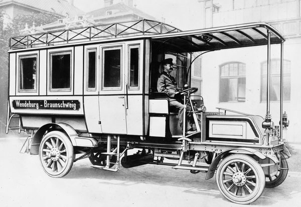 1904 fuhr der erste Omnibus.