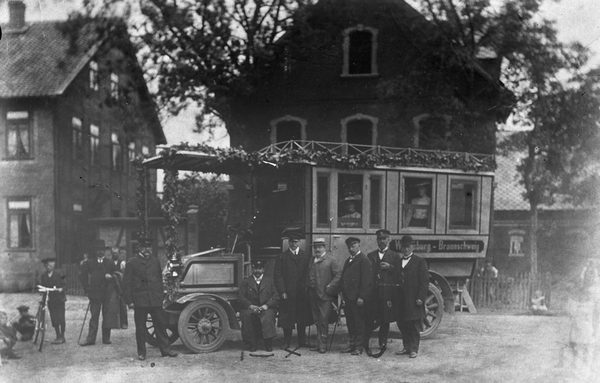 Eröffnung der Omnibuslinie vor dem Gasthaus Deutsches Haus in Wendeburg im Jahr 1904. Büssing: 2. v.r. (Wird bei Klick vergrößert)