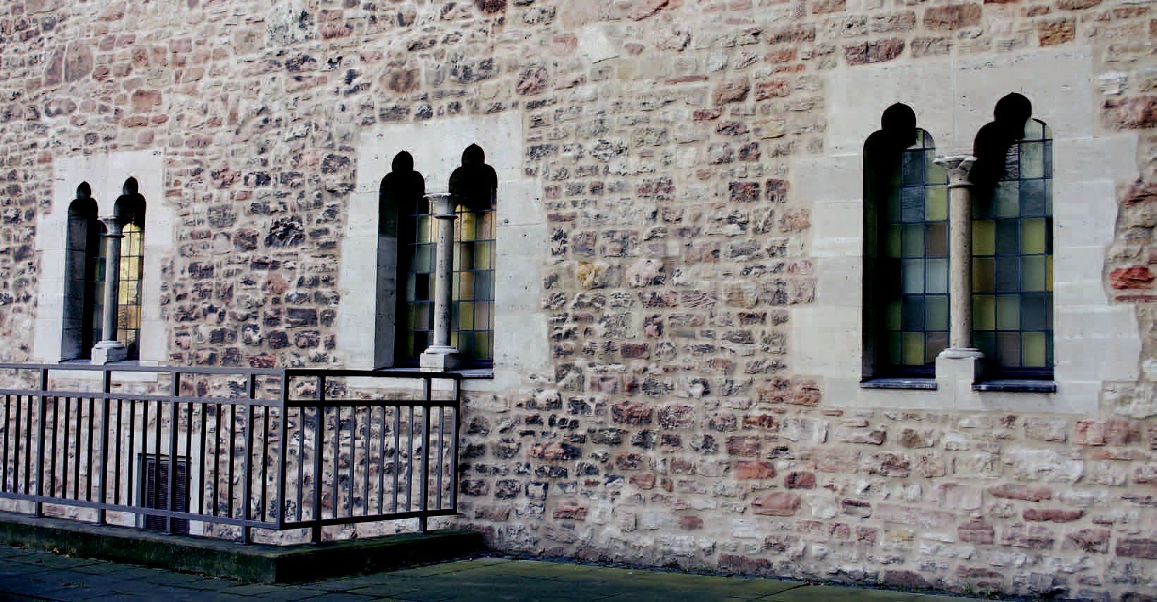 Braunschweig, Westfassade des Altstadtrathauses mit Fensteröffnungen aus der Mitte des 13. Jahrhunderts.