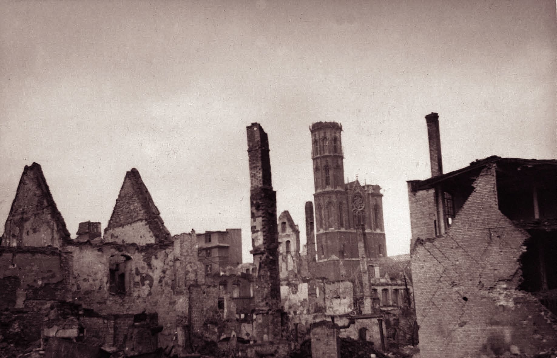 Die Kemenate Hagenbrücke 5 in der zerstörten Stadt 1945. Blick von Nordosten, im Hintergrund die beschädigte Kirche St. Andreas.
