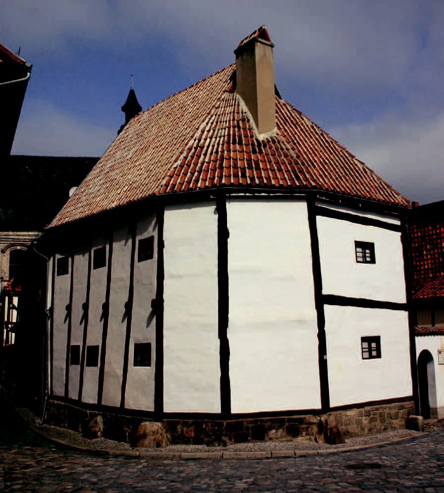 Der mit 1346/47 datierte Ständerbau in Quedlinburg war ursprünglich wohl ein Speicher und ist in der Harzregion das besterhaltene Beispiel für mittelalterlichen Fachwerkbau.