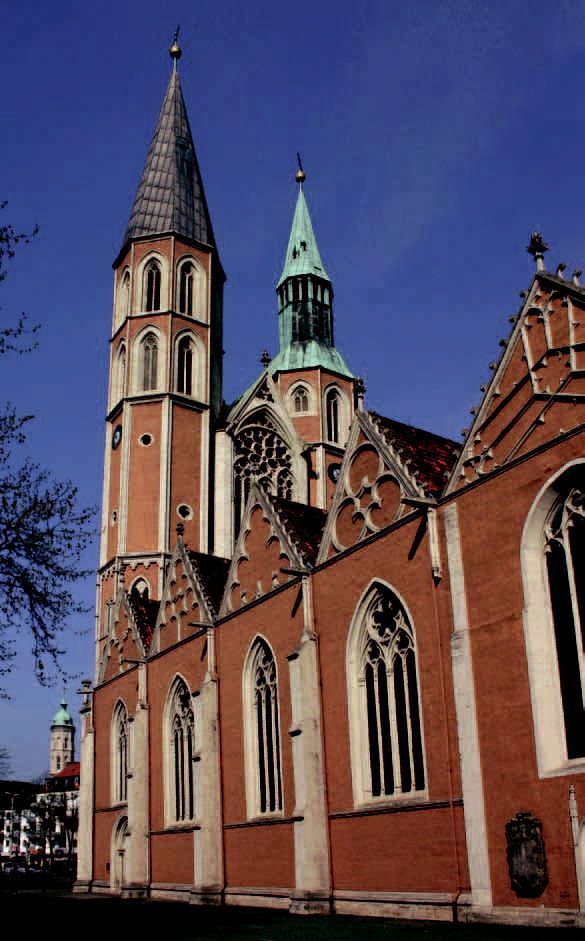 Die Turmwerke der Kirchen mit den charakteristischen Glockenstuben prägen noch heute die Innenstadt und die Silhouette Braunschweigs. Hier St. Katharinen und, im Hintergrund, St. Andreas.