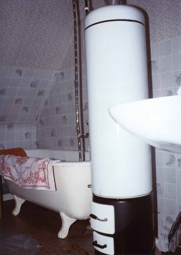 Auch nach dem Krieg sorgten noch Badeöfen für warmes Wasser in den Wohnungen. (Wird bei Klick vergrößert)