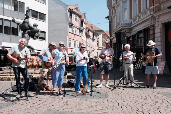 Straßenmusik mit den "Uke Can`t Be Serious" aus Bath/Großbritannien. (Wird bei Klick vergrößert)