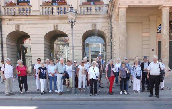 Bürgergruppe aus Braunschweig vor dem Magdeburger Rathaus mit Heimatpfleger Edmund Heide, rechts im Bild. (Wird bei Klick vergrößert)