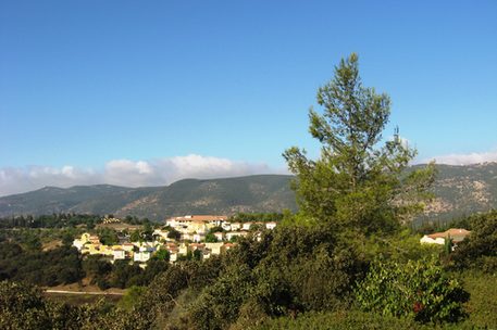 Kiryat Tivon eingebettet in die Hügellandschaft