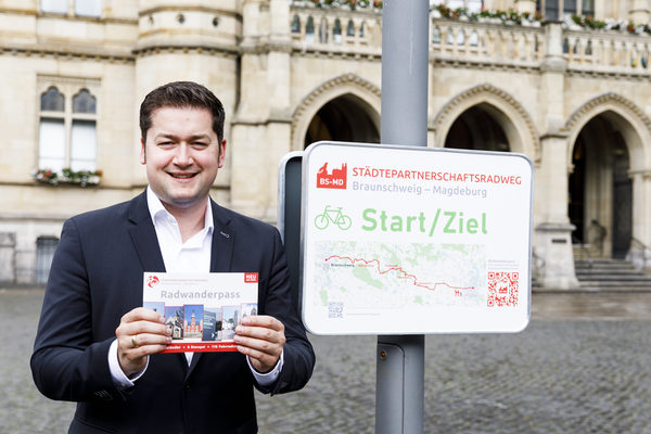 Oberbürgermeister Dr.Thorsten Kornblum vor dem Rathaus in Braunschweig. Auf dem Hinweisschild kann der digitale Stempel mithilfe eines QR-Codes gescannt werden. (Wird bei Klick vergrößert)