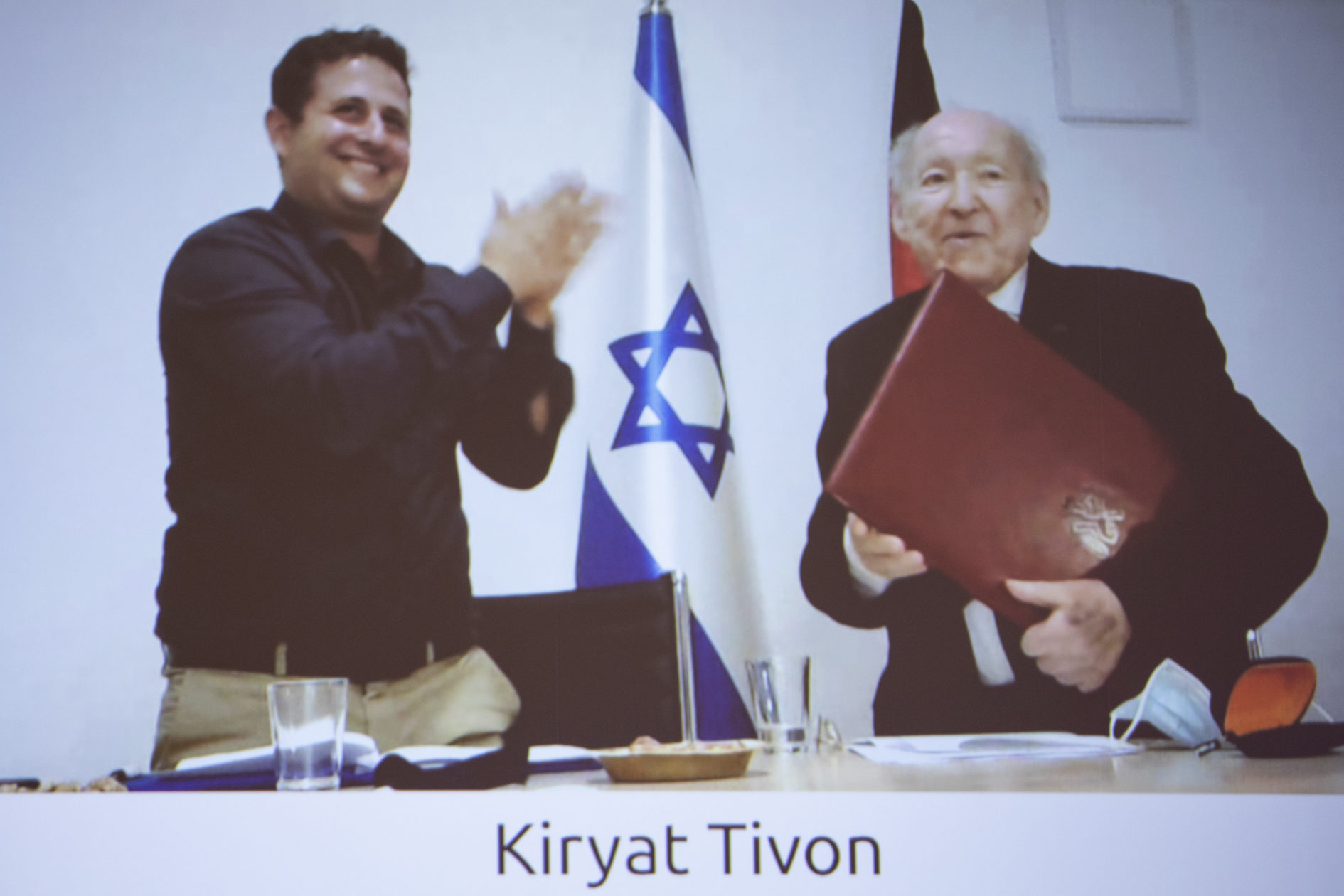 Bürgermeister Grinblum aus der israelischen Partnerstadt überreichte Sally Perel die Ehrenbürgerurkunde.