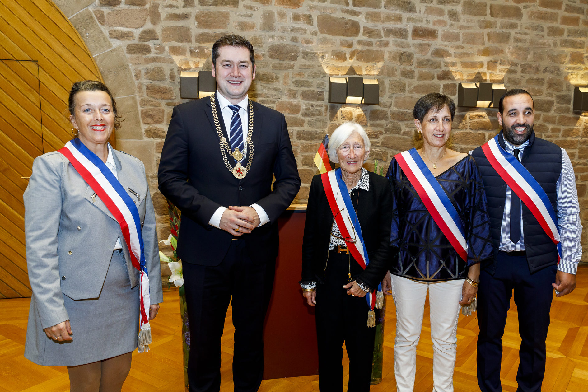 Oberbürgermeister Dr. Kornblum mit den vier Mitgliedern der Delegation aus Nîmes (Zoom on click)