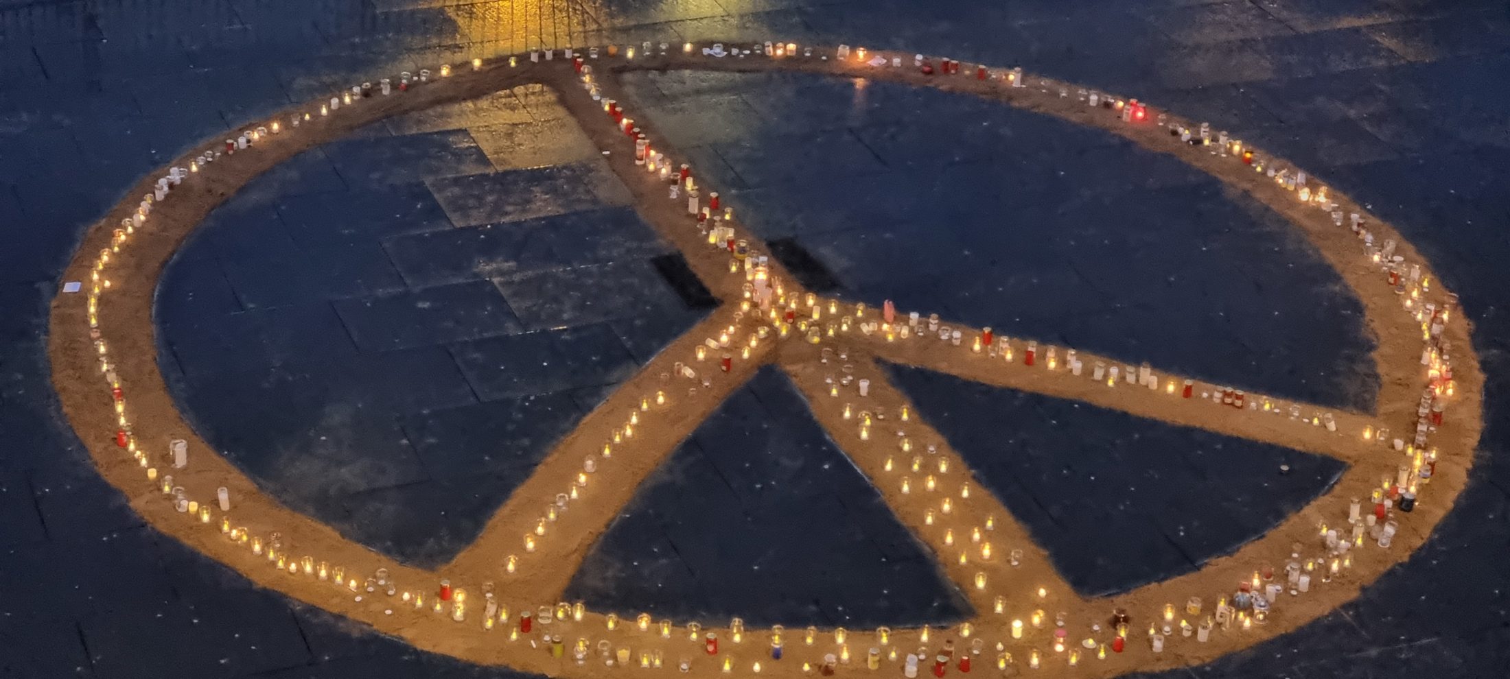 Rund 1000 Kerzen leuchten für den Frieden (Wird bei Klick vergrößert)