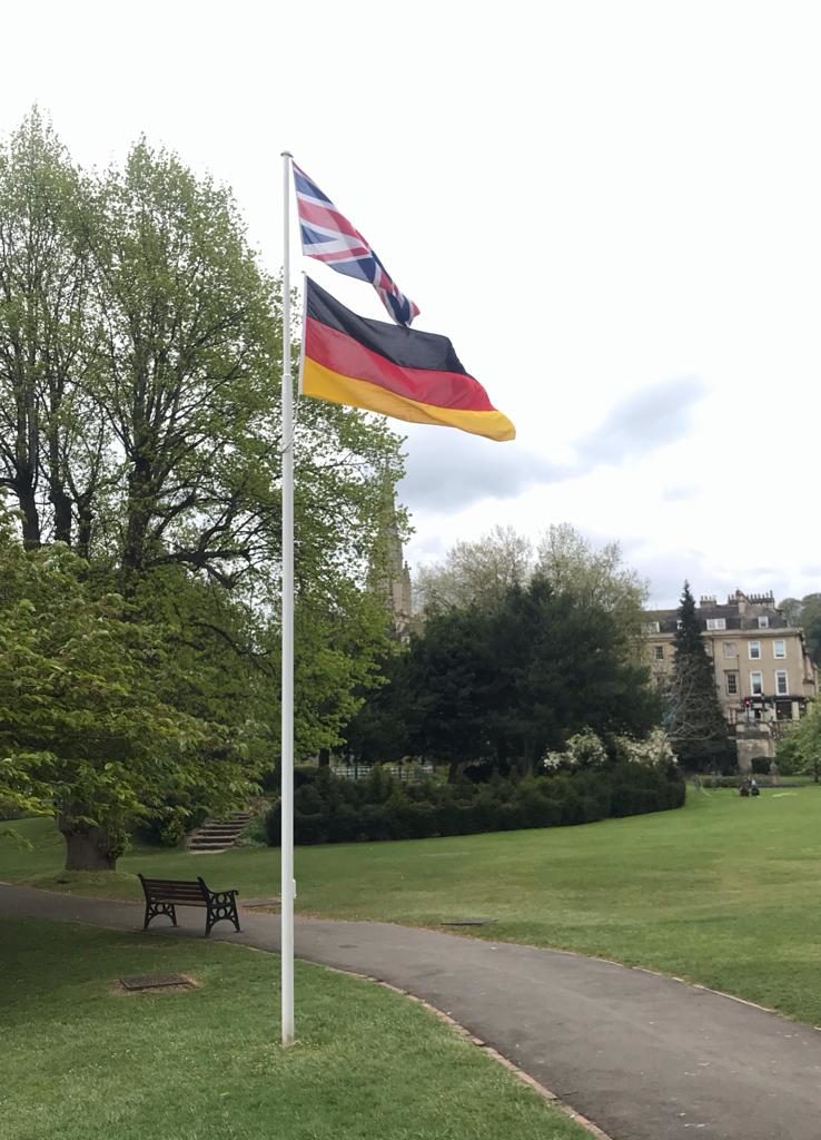 Beflaggung im Paradise Gardens anlässlich der deutsch-britischen Begegnung (Wird bei Klick vergrößert)