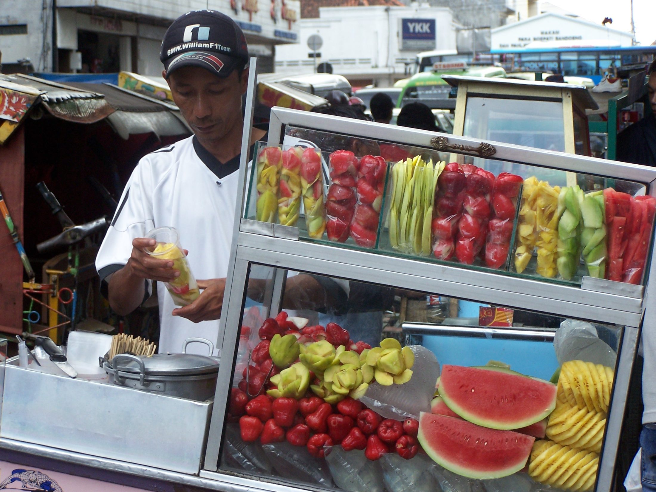 Straßenverkäufer mit seinem Obststand