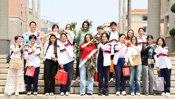 Die Schülergruppe des Gymnasiums Hoffmann-von-Fallersleben-Schule mit ihren Partnern vor der Zhuhai High School No. 1. (Wird bei Klick vergrößert)