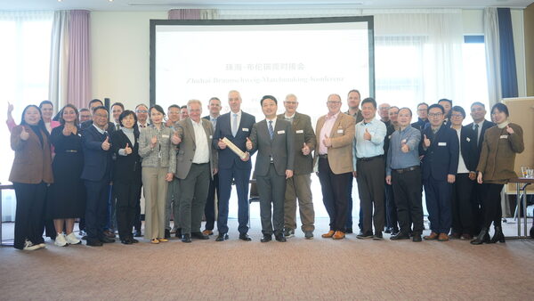 Gao Lei, stellvertretender Dircetor der Zhuhai National Hi-tech Industrial Development Zone und Jörg Meyer, Prokurist der Braunschweig Zukunft GmbH mit den Teilnehmenden der Konferenz. (Wird bei Klick vergrößert)