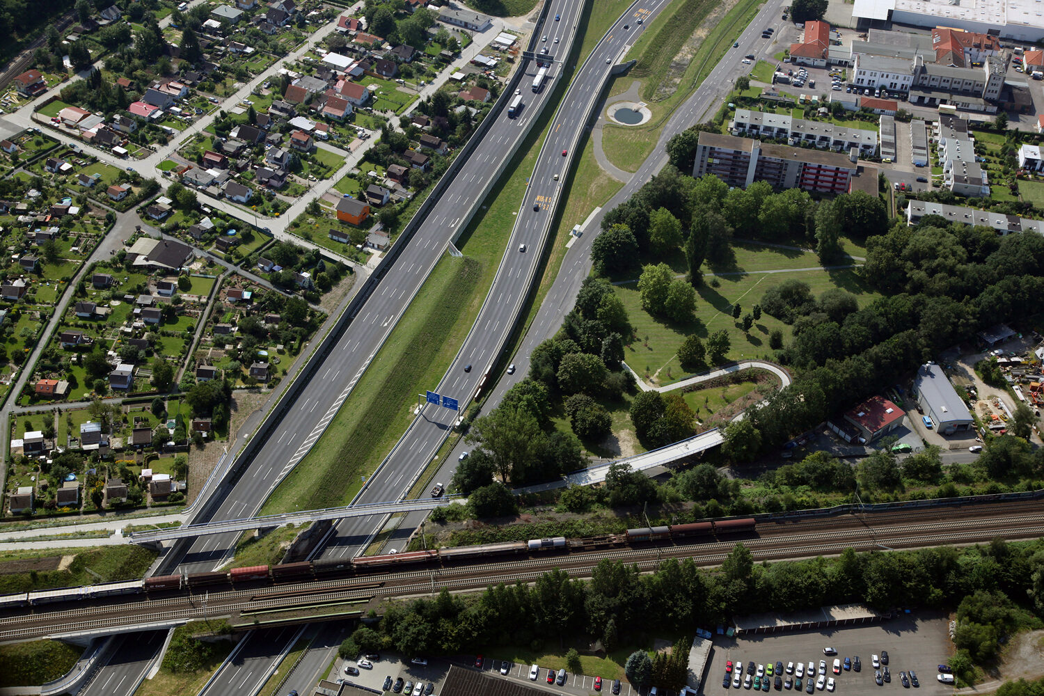 Fußgängerbrücke neben Bahnlinie Alte Frankfurter Straße (Wird bei Klick vergrößert)