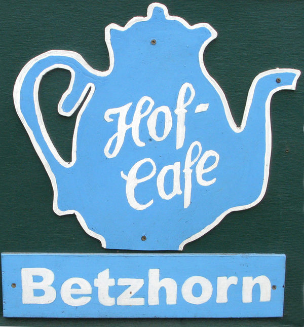 Kaffeetrinken im Hofcafe (Wird bei Klick vergrößert)