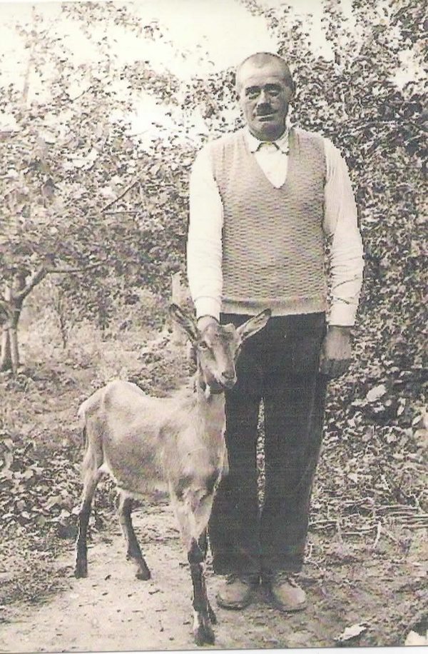 Ein Mann mit einer Ziege