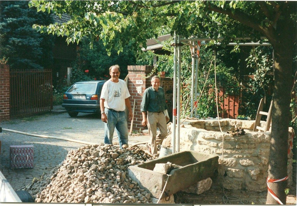 Wasserbrüder bei der Brunnenfreilegung 1995 (Wird bei Klick vergrößert)