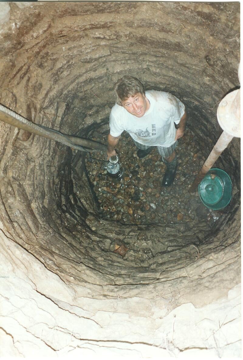 Blick in den Brunnenschacht, die Brunnensohle ist freigelegt (Wird bei Klick vergrößert)