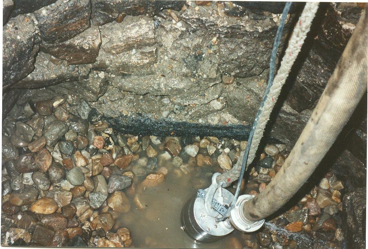 Eichenholzrahmen als Fundament an der Brunnensohle (Wird bei Klick vergrößert)