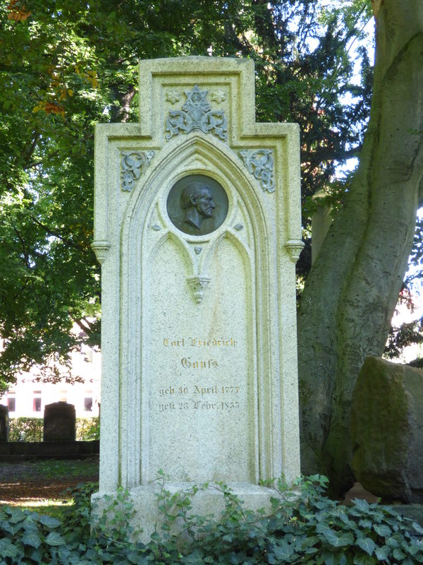 Grab von Carl Friedrich Gauß in Göttingen (Wird bei Klick vergrößert)