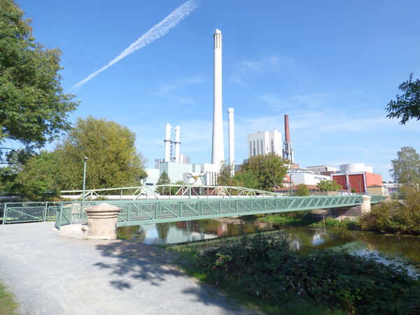 Ringgleisbrücke - dahinter das Heizkraftwerk Mitte (Wird bei Klick vergrößert)