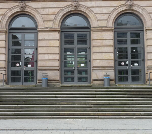 Stolpersschwelle vor dem Altgebäude der Technischen Universität Pockelsstraße 4 (Wird bei Klick vergrößert)