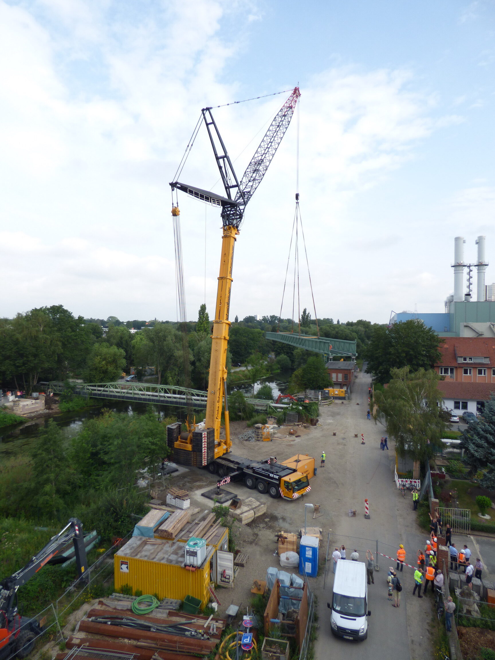 9:15 Uhr - die Brücke wird eingeschwenkt (Wird bei Klick vergrößert)