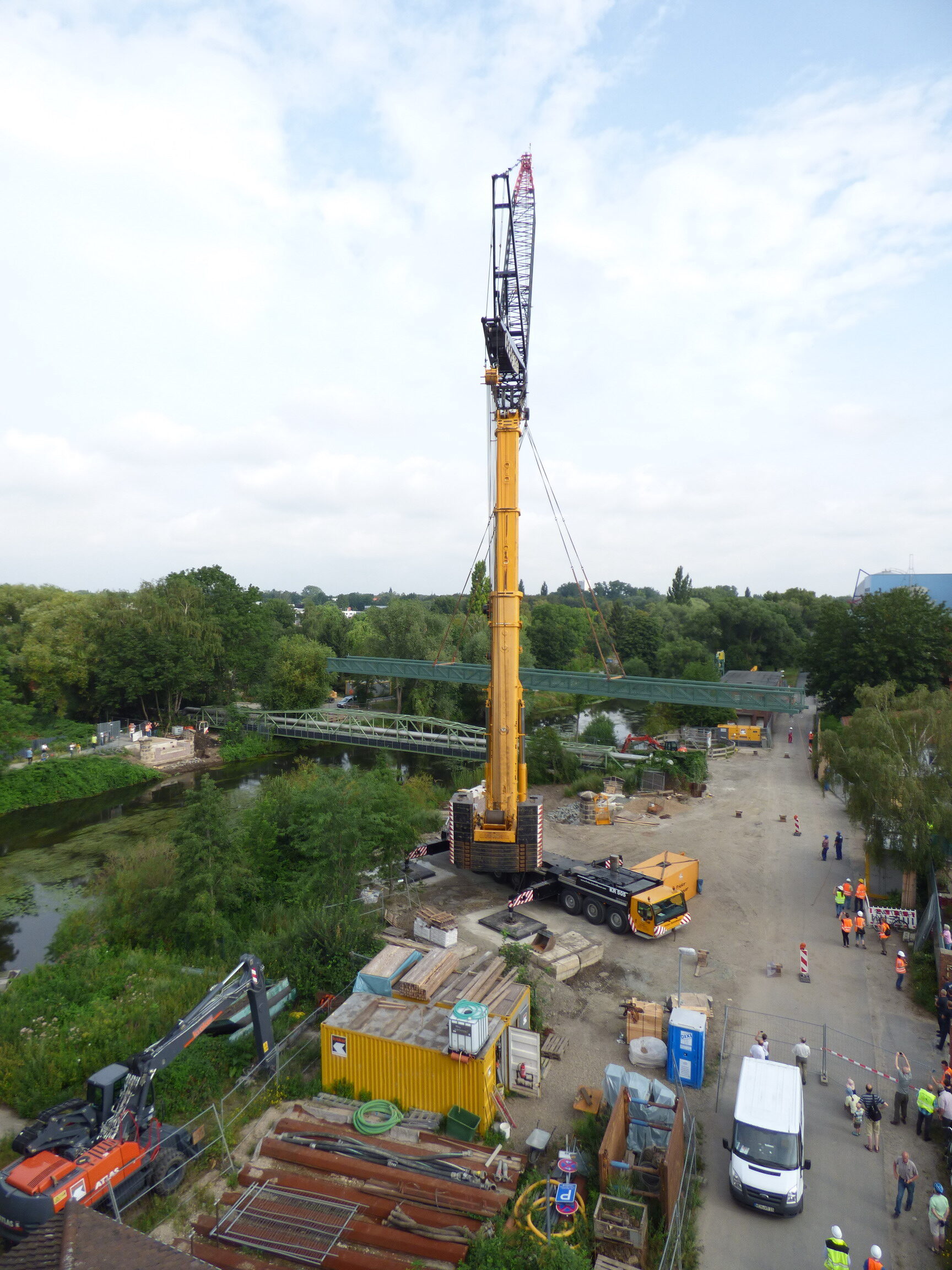 9:16 Uhr - die Brücke wird eingeschwenkt (Wird bei Klick vergrößert)