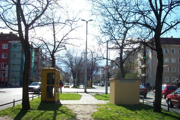 Die letzen gelben Telefonhäuschen an der Jasperallee Ecke Ring - 07.04.2005 (Wird bei Klick vergrößert)