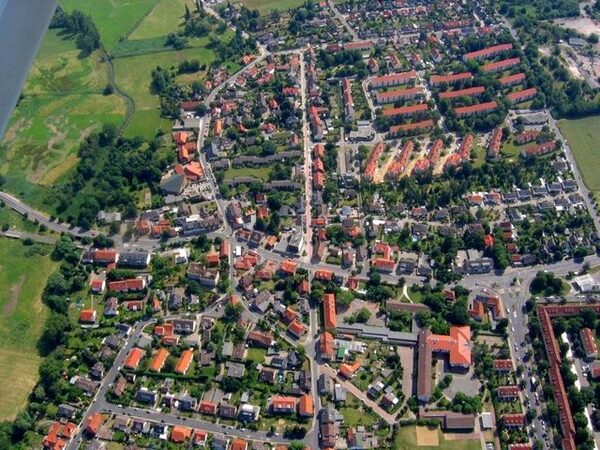 Luftbild: Querum (Wabenkamp- und Fischerkampsiedlung) aus West (Wird bei Klick vergrößert)