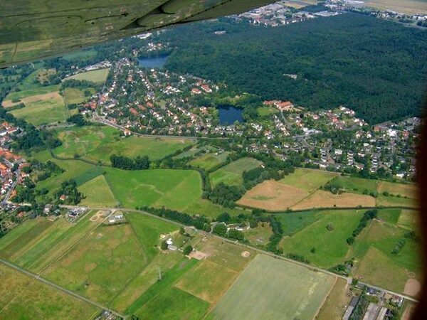 Luftbild: Blick auf den nördlichen Teil Querums aus Süd-Ost (Wird bei Klick vergrößert)