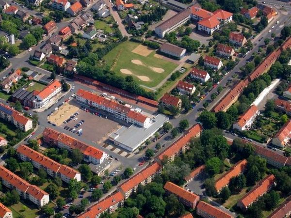Luftbild: Westfalenplatz und Schule Querum aus der Süd-West-Ansicht (Wird bei Klick vergrößert)