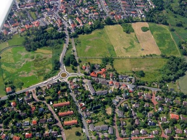 Luftbild: Blick auf die Schunteraue und den Wöhrdenweg mit dem Querumer Kreisel (Nordansicht) (Wird bei Klick vergrößert)