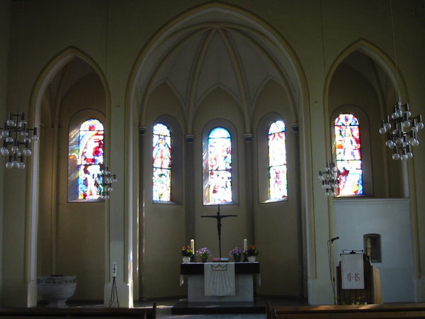 Fenster im Chor der Kirche (Wird bei Klick vergrößert)
