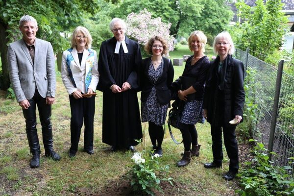 Pflanzung der Rose A.Steingröver_E.Trustorff_H.Welge_E-M.Karras_D.Lührig_E.Hinrichs (Wird bei Klick vergrößert)