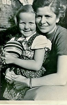 Mutter Erika Gehrs mit Tochter Kristina (Wird bei Klick vergrößert)
