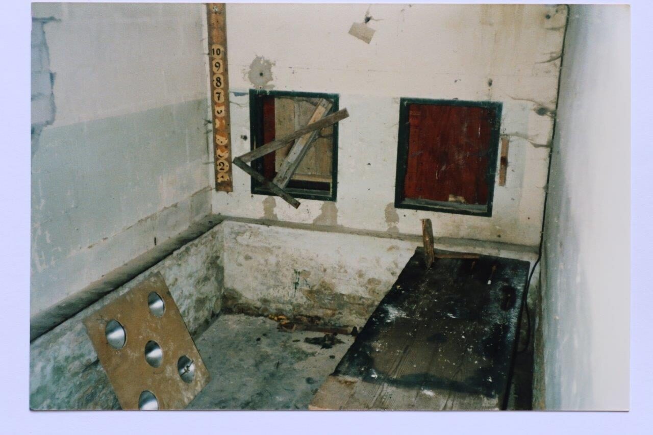 Schießstand im Timmerlaher Busch ca. 1988 Schießluken im Keller (Wird bei Klick vergrößert)