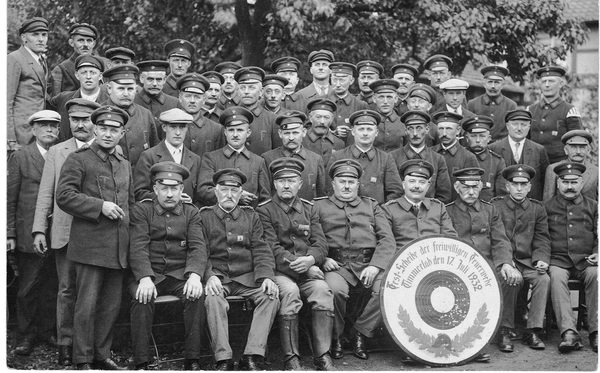 Feuerwehrleute am 17.7.1932 mit Fest-Scheibe (Wird bei Klick vergrößert)