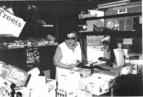 Lucy Lühr in ihrem Kiosk (Wird bei Klick vergrößert)
